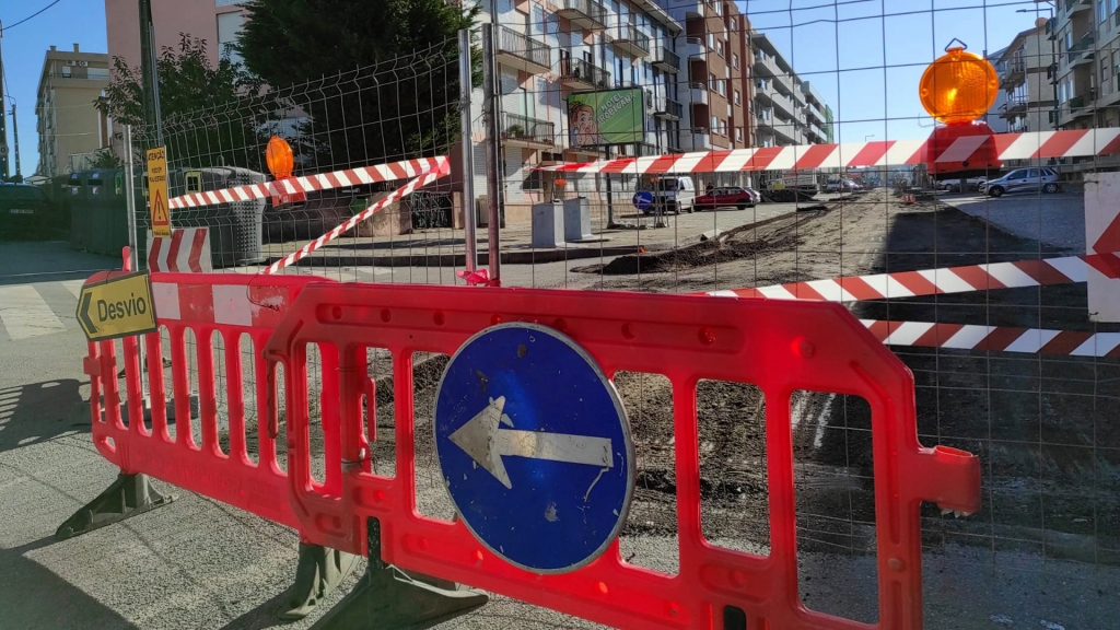 A sinalética que indica a reabilitação da Rua da Bélgica, em Canidelo