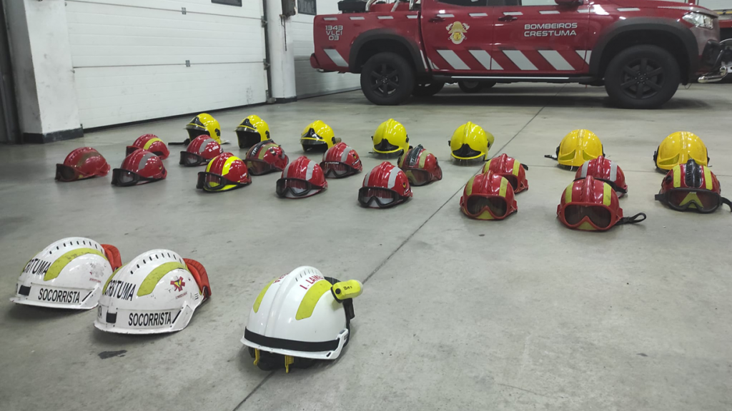 Bombeiros colocaram capacetes no chão