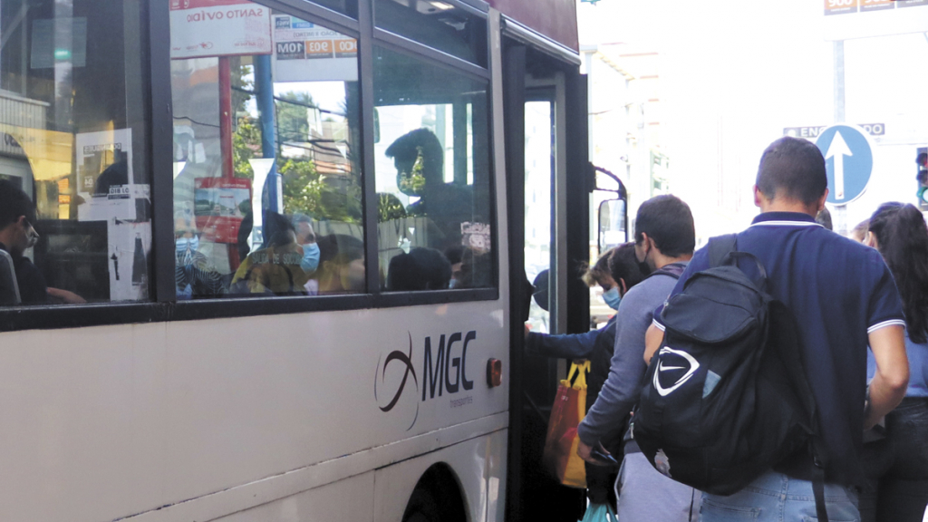 Junto à estação de metro D. João, os autocarros partem cheios para o interior do concelho
