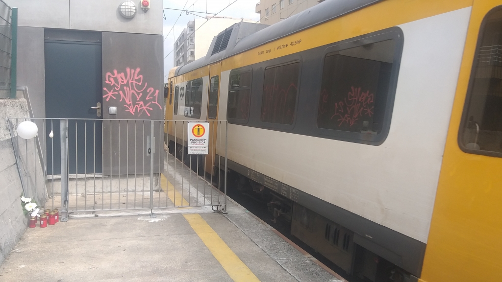 O acidente ocorreu às 17h28 da passada terça feira no apeadeiro de Coimbrões