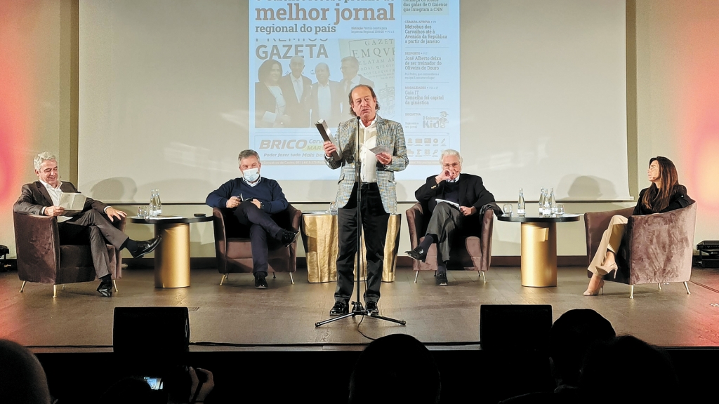 Num ato simbólico, Filipe Bastos, diretor de O Gaiense, “entrega” o Prémio Gazeta para a imprensa regional ao presidente da Câmara, Eduardo Vítor Rodrigues