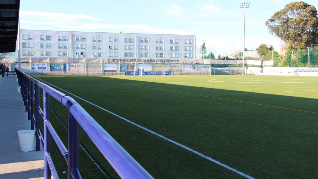 O Estádio de Oliveira do Douro recebe mais um dérbi com muita história e rivalidade pelo meio