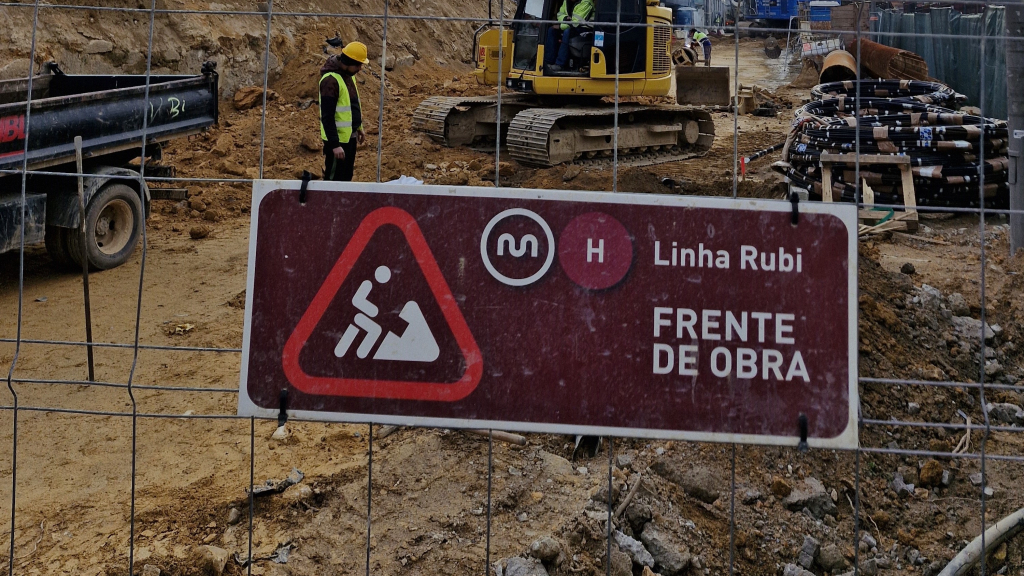 Frente de obra na Estação das Devesas fechou Rua Barão do Corvo