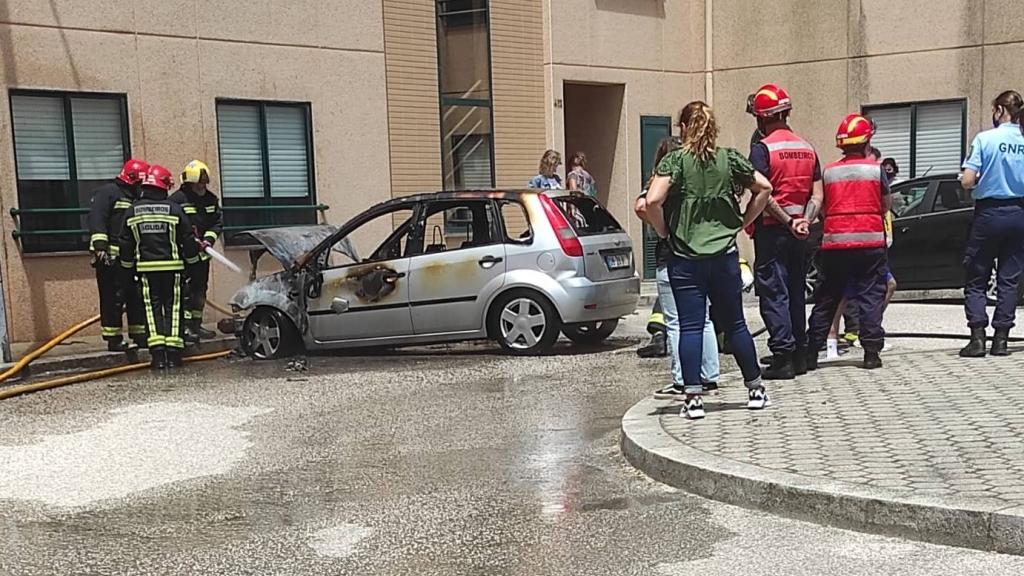 Carro em chamas em S Felix da Marinha