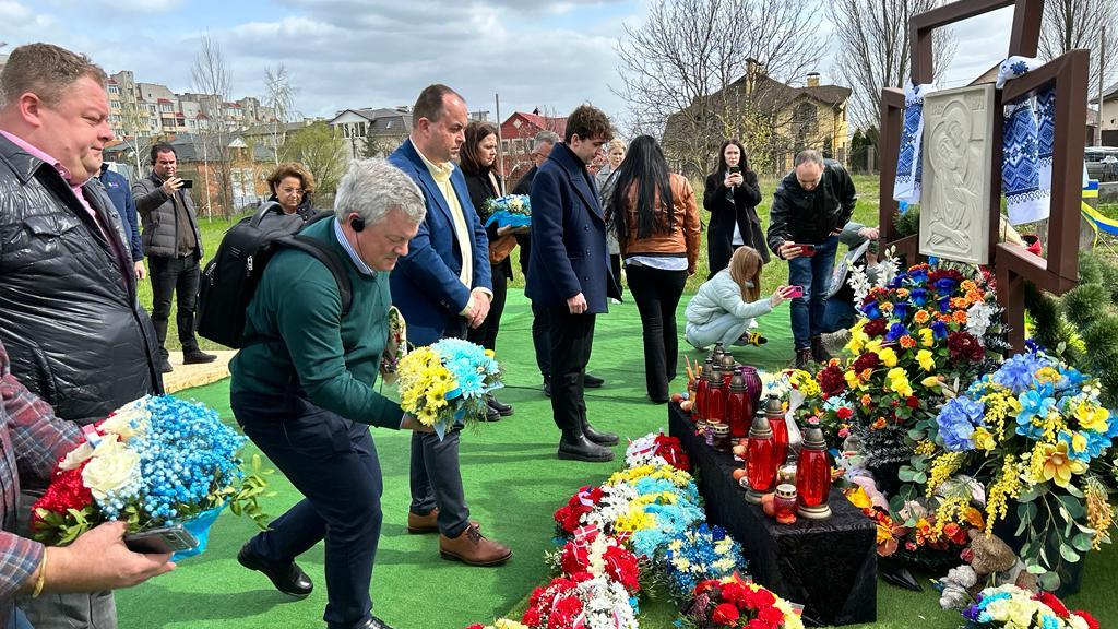 Um gesto de homenagem aos milhares de mortos na guerra