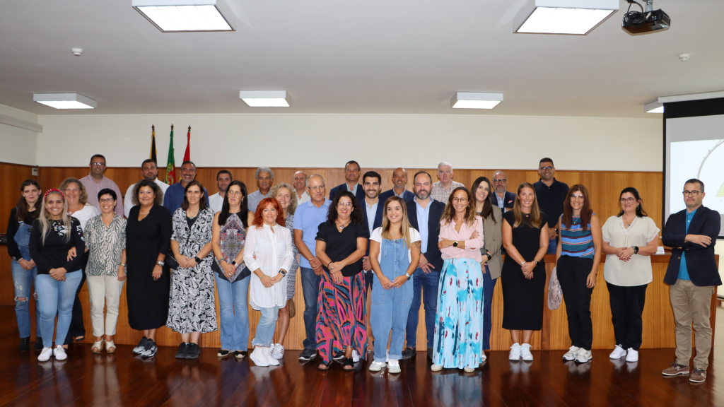 Diretores e docentes felizes com o apoio em material escolar