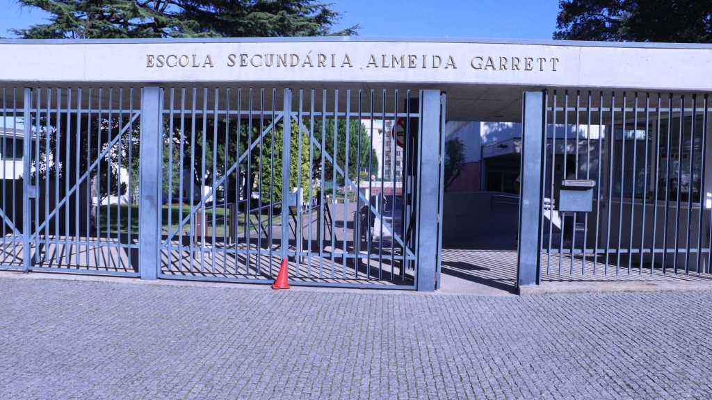 É na Escola Secundária Almeida Garrett onde se concentra o maior número de mesas de voto