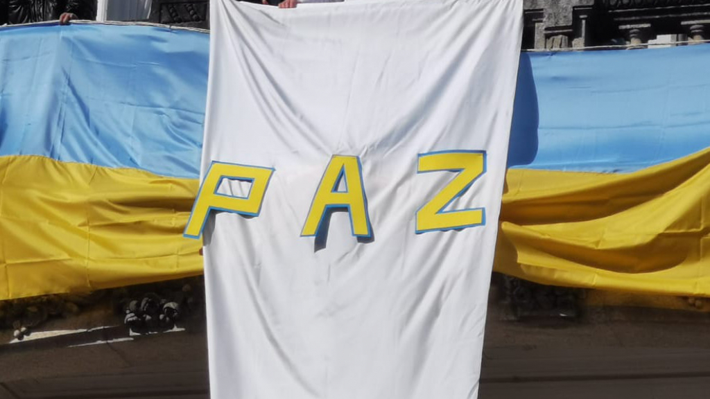 Bandeira da Ucrânia e palavra paz