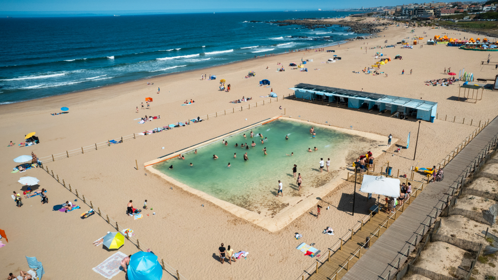 Nortada e água fria já não são problema com a piscina aquecida, em Canide Norte