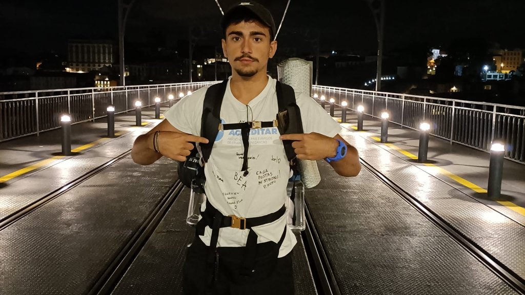 Aos 18 anos, o gaiense Rafel Reis iniciou o desafio solidário na Ponte Luiz I.