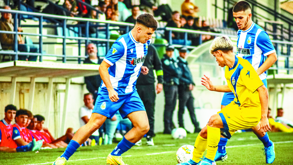 Oliveira do Douro sentiu muitas dificuldades para ultrapassar a bem organizada equipa do Valadares e acabou por perder o dérbi.