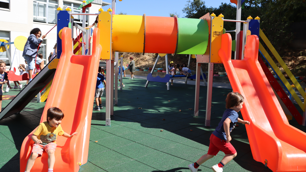 Crianças invadiram parque infantil logo após o corte da fita por Alexandre Silva e Vítor Rodrigues.