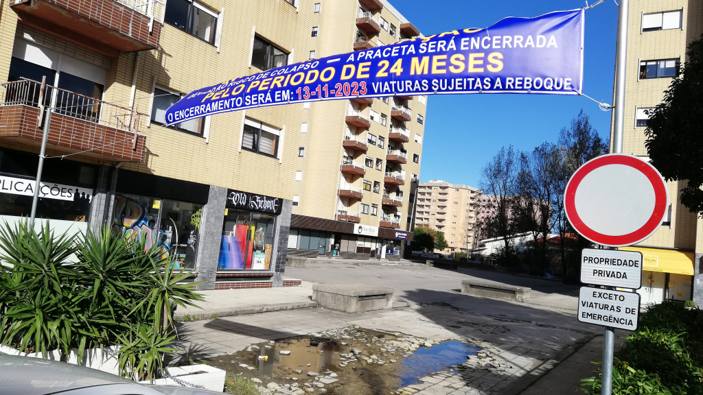 Tarja afixada há três semanas foi o único aviso aos moradores.