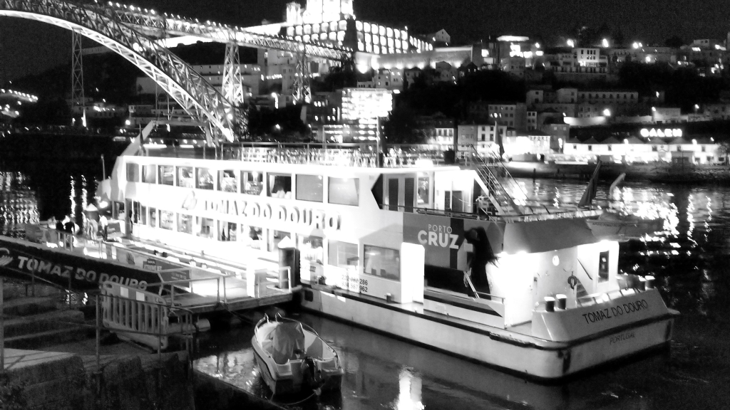 O barco Tomaz do Douro partiu do Cais da Ribeira.