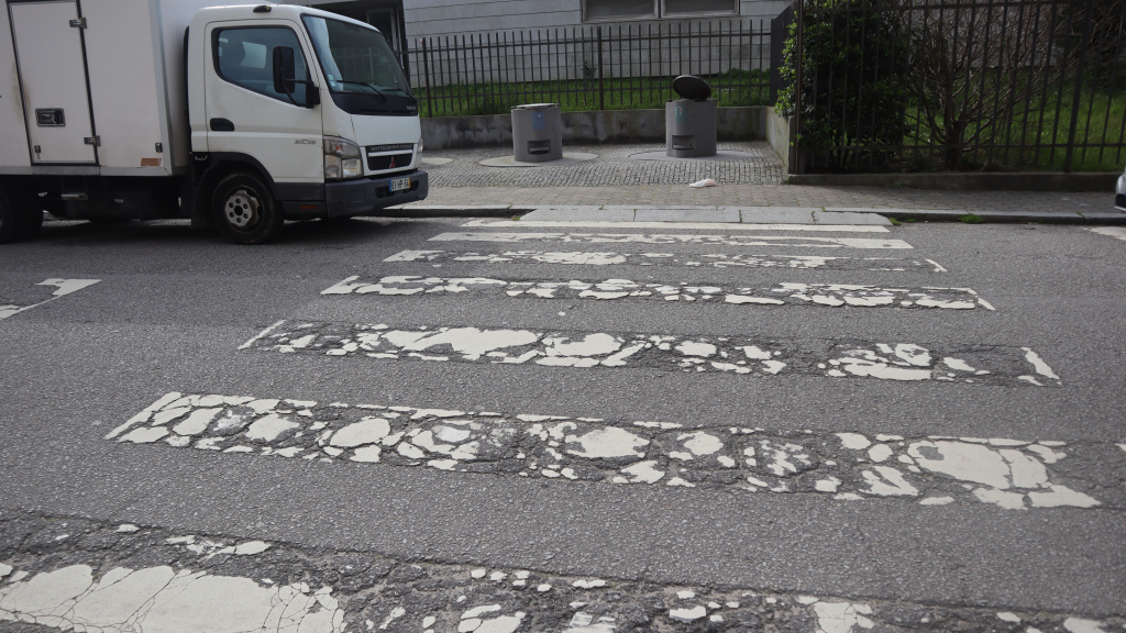 Atropelamentos no cruzamento da Rua Delfim de Lima e na Rua Ville Langon assustam membros do estabelecimento de ensino.