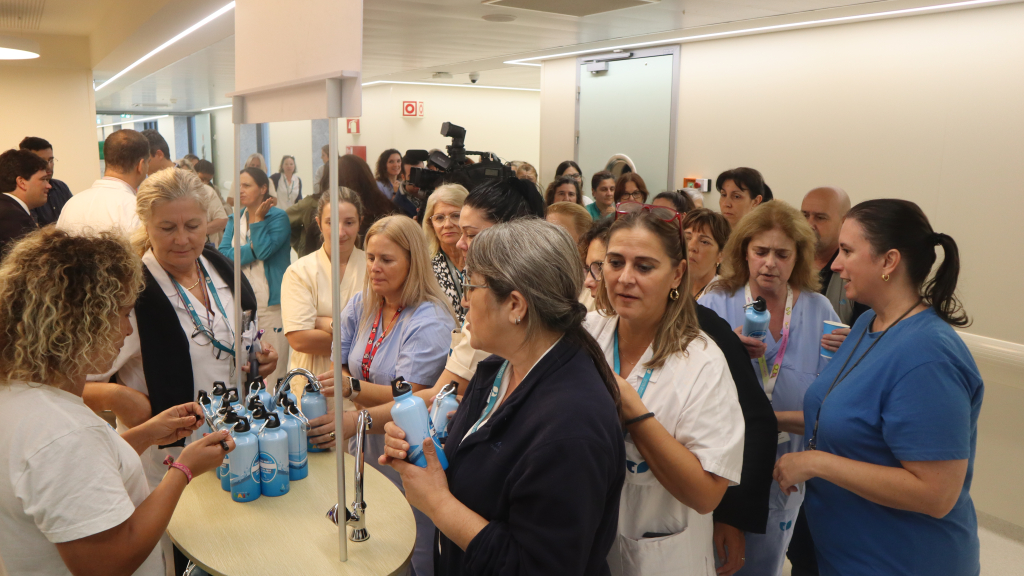 Garrafas reutilizáveis foram distribuídas pelos funcionários.