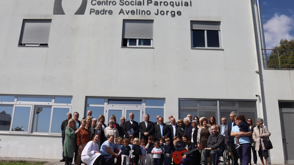 Durante o descerrar da placa com o novo nome do Centro Social e Paroquial foram largados balões.