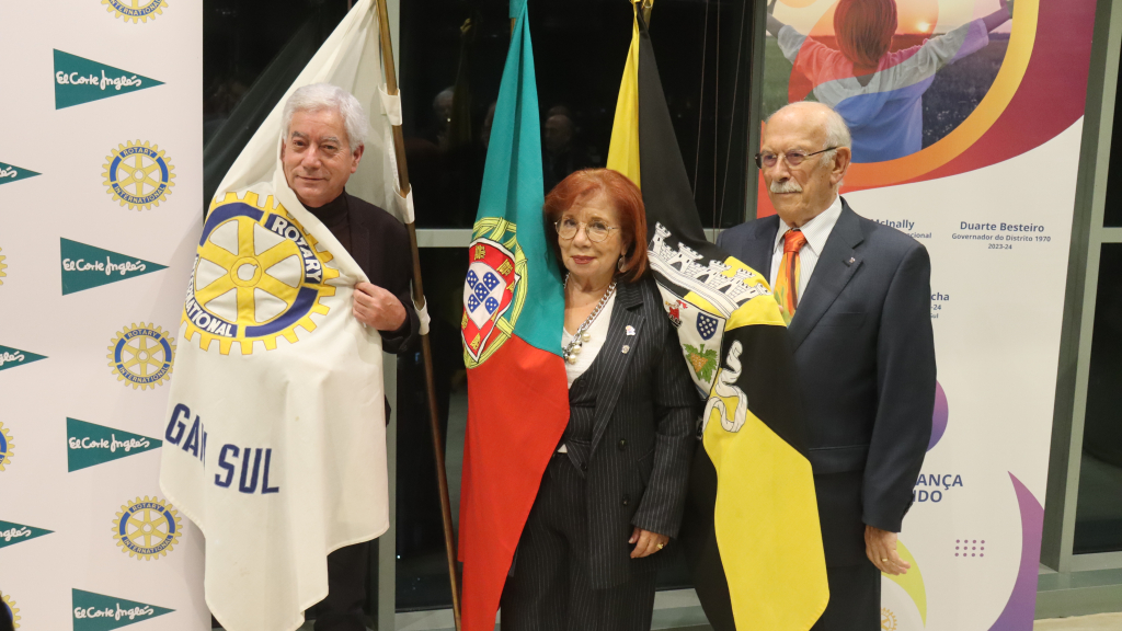 Carlos Silva, Madalena Lima e Américo Camarinha saúdam bandeiras.