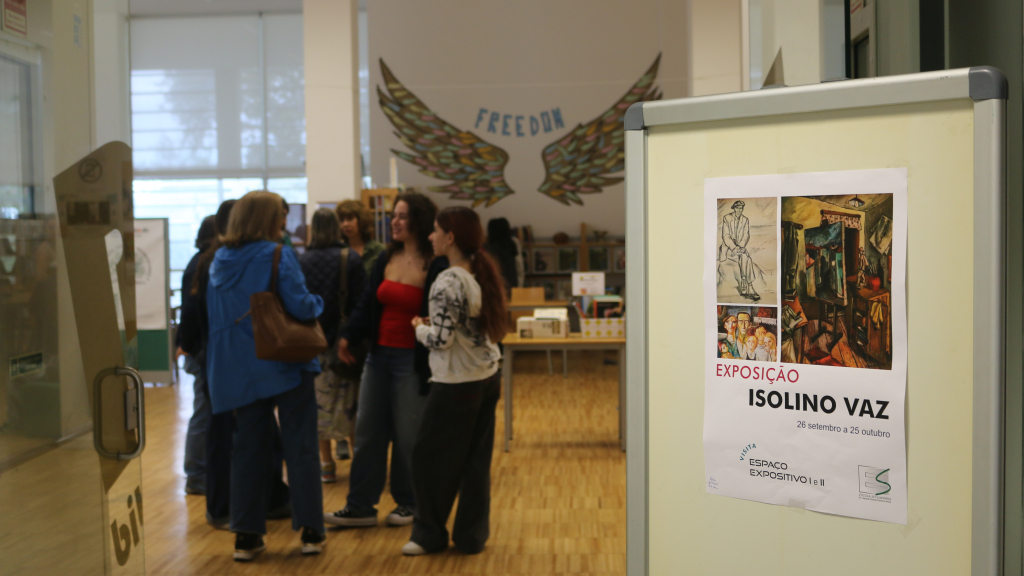 Parte da exposição encontra-se na biblioteca da escola