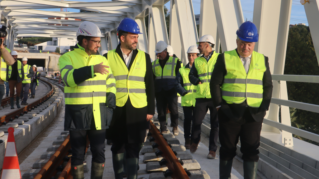 Tiago Braga, Duarte Cordeiro e Eduardo Vítor Rodrigues na travessia do viaduto.