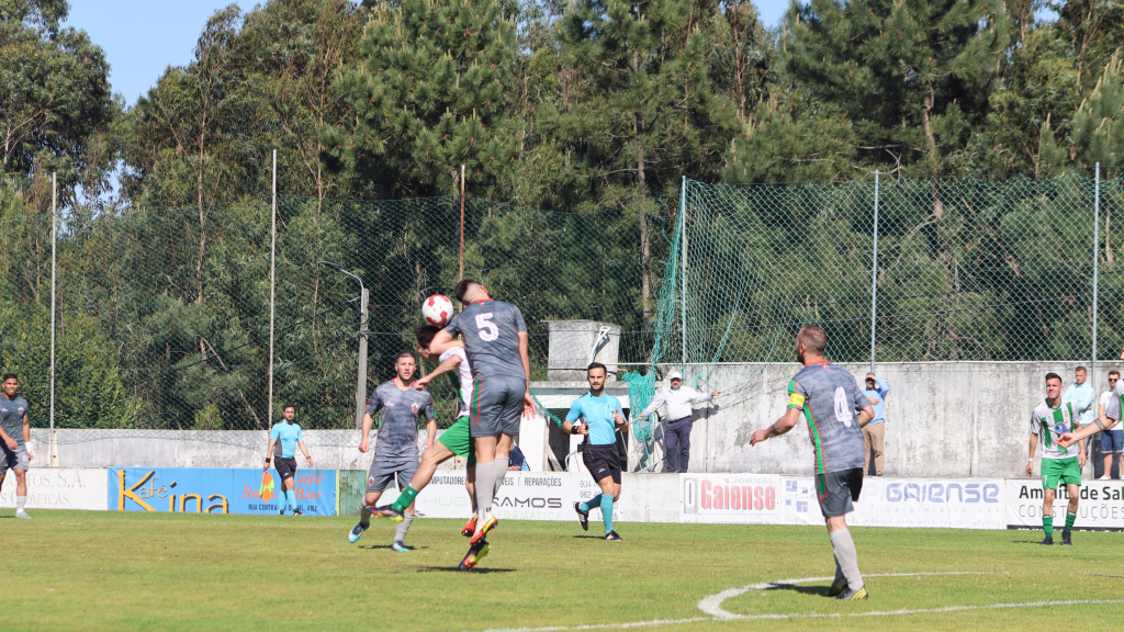 Partida foi dividida a meio campo mas nos instantes finais o Arcozelo cedeu à pressão do adversário