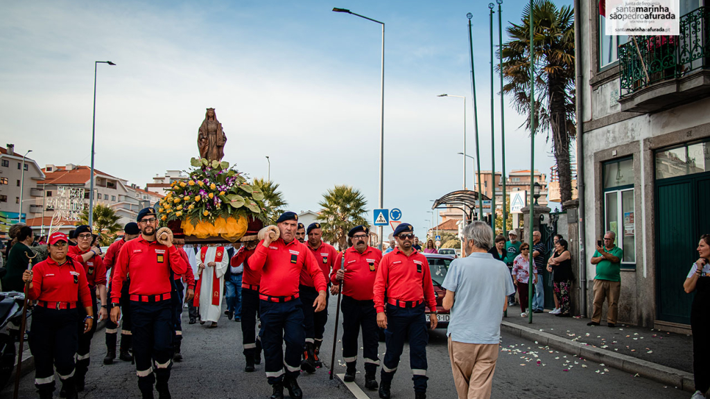 Os Bombeiros de Coimbrões em desfile com Santa Bárbara.