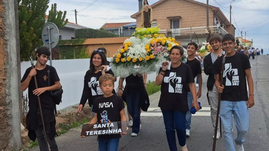 O Grupo de Jovens de S. Félix da Marinha durante a procissão.