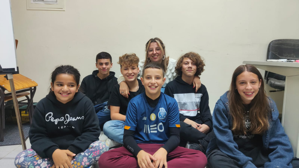 Patrícia Teixeira com alguns alunos do ‘Cantinho do Estudo’