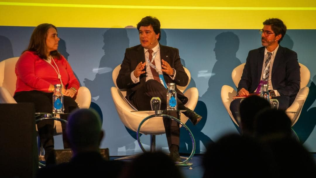 Miguel Lemos Rodrigues, presidente da Àguas de Gaia, ao centro.