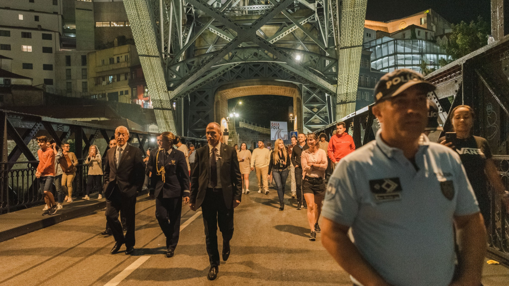 Marcelo Rebelo de Sousa atravessou a Ponte Luiz I a pé, em noite de jantar informal em Gaia com outros 11 líderes europeus.