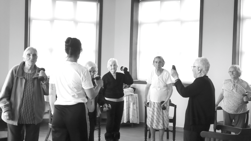 Utentes do lar Salvador Brandão durante aula de exercício