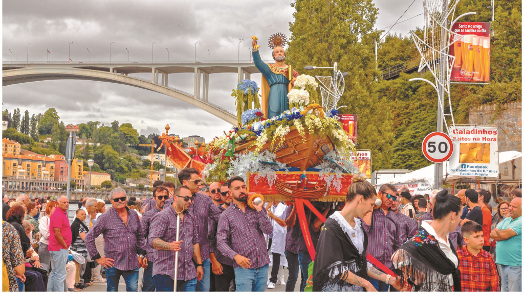 Majestosa procissão envolveu 44 andores , entre os quais o de S. Pedro, padroeiro da Afurada