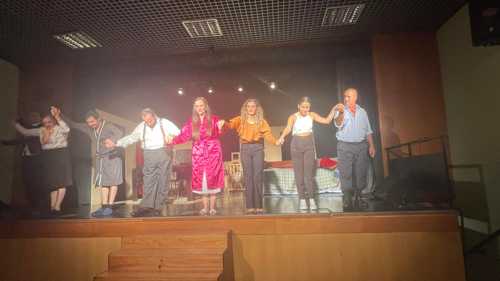Elenco que protagonizou a peça no final.