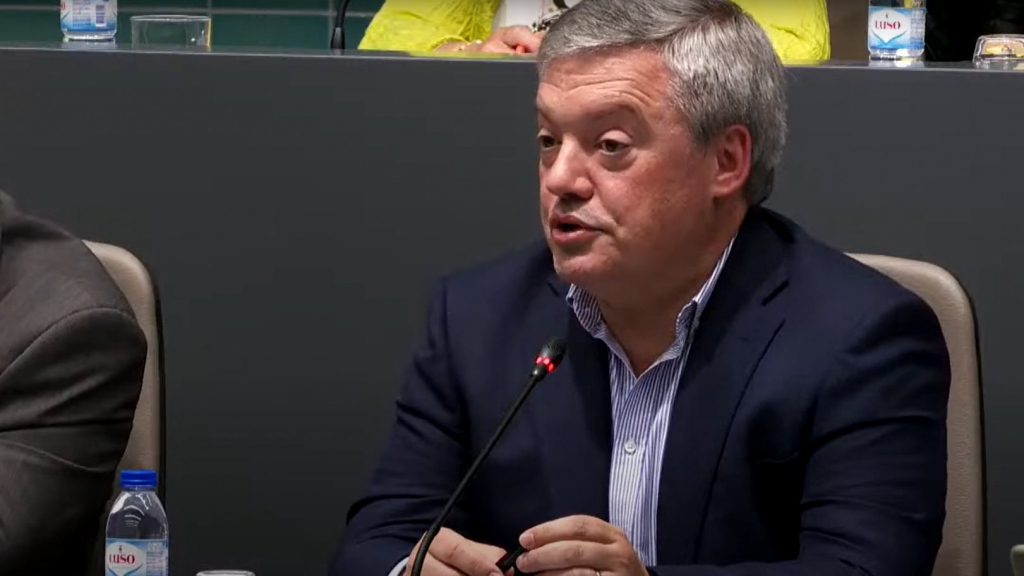 Eduardo Vítor Rodrigues durante a assembleia municipal