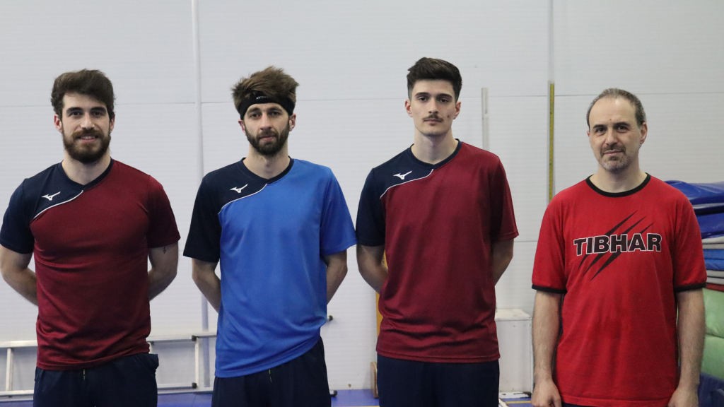 Ivo Marques, Júlio Dinis e André Maia seguem as orientações do treinador Hélder Marques (à direita)