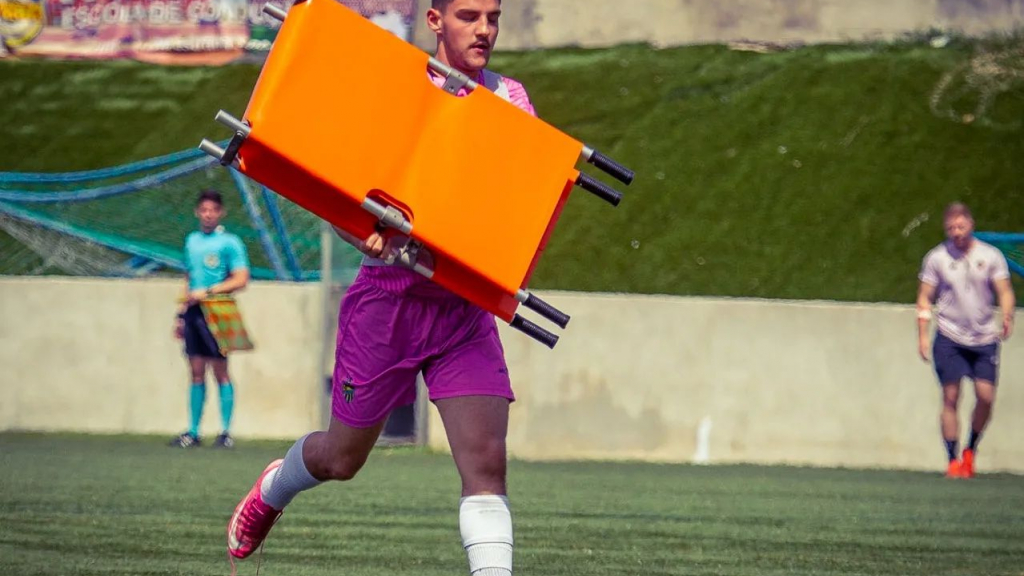 André Coimbra nem pensou duas vezes e levou a maca até junto do jogador lesionado