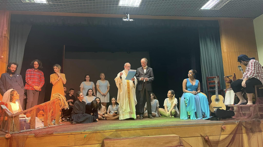 A bênção do Padre durante a peça ‘Barco Negro’.