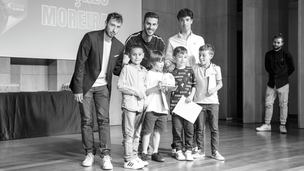 Filipe Cardoso, ao centro, jogador da AD Fafe, esteve presente no evento