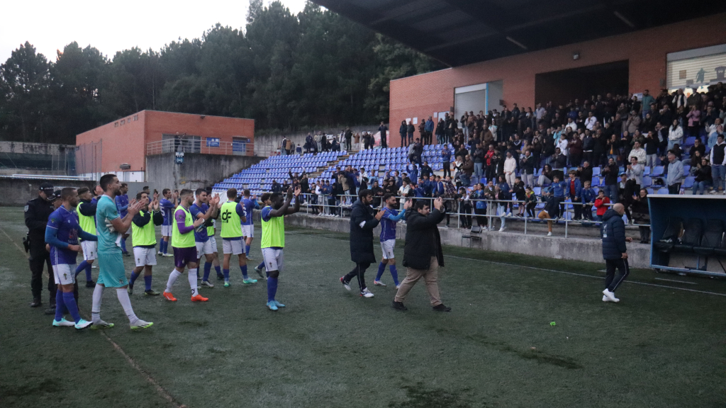 Jogadores do Candal agradeceram o apoio dos adeptos ante o Maia.