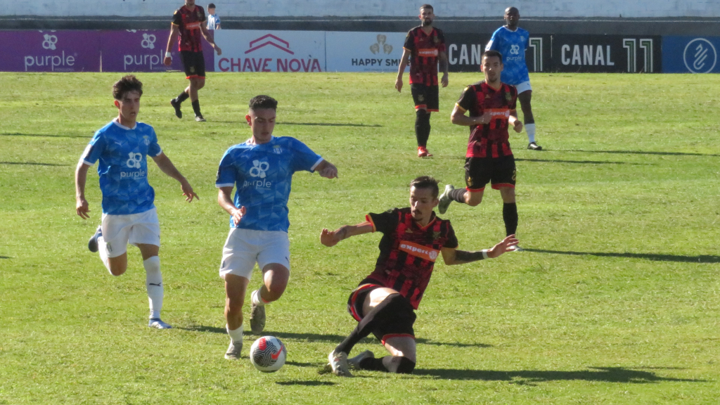 Canelas 2010 goleou o Fontinhas por 5-0, para a Taça, e agora vai receber o Desp. Chaves da I Liga.