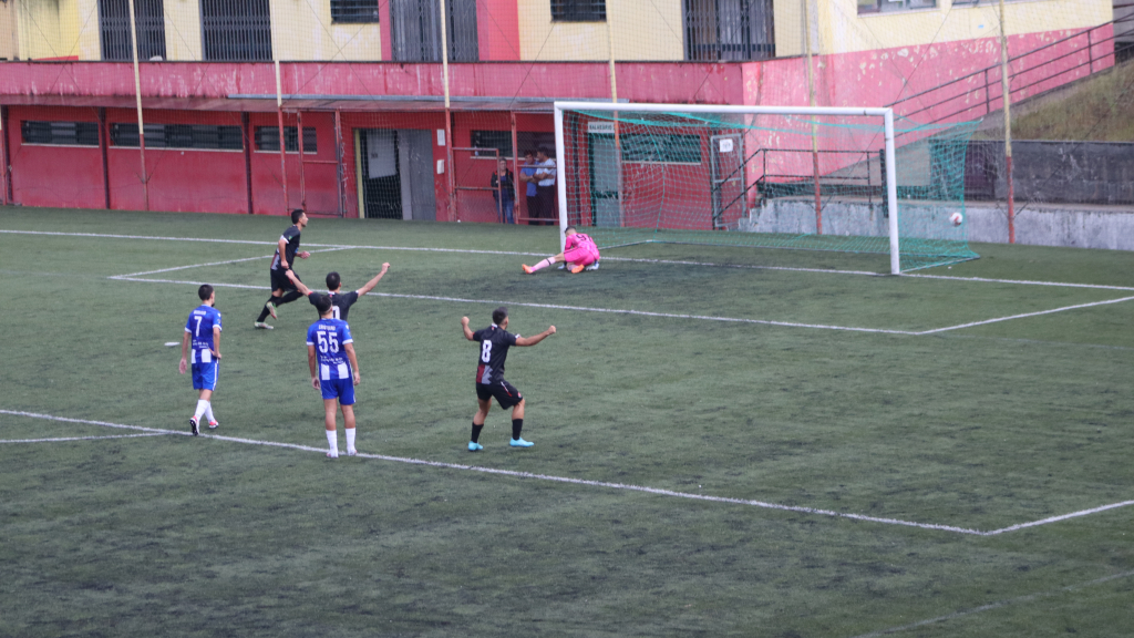 Rui Sousa, de grande penalidade, fez o 4-1 e acabou com as esperanças do São Félix da Marinha.