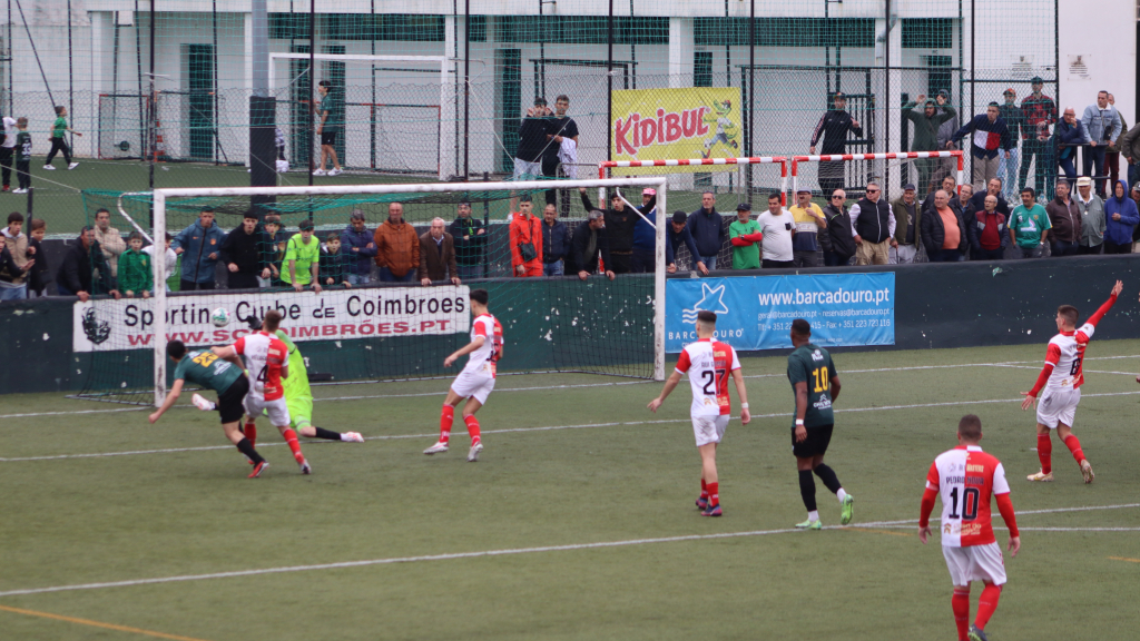 Portela, assistido por Neemias, já rematou para o segundo golo do Coimbrões.
