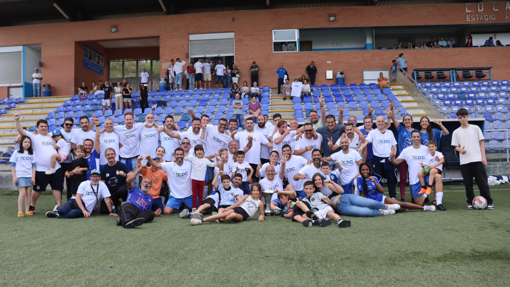 Candalenses fizeram a festa do bicampeonato após goleada sobre o Rebordosa, que correspondeu à vigésima primeira vitória em 22 jogos na segunda fase do campeonato