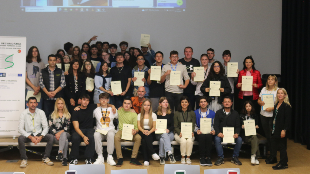 Alunos e professores envolvidos no Projeto Erasmus+ "IOT et IORT dans l'éducation"