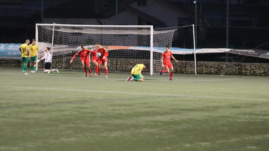 Tiago Oliveira acabou de apontar o golo do empate do Crestuma, aos 90+6’, numa partida que fica marcada pelo forte vento que se fez sentir.